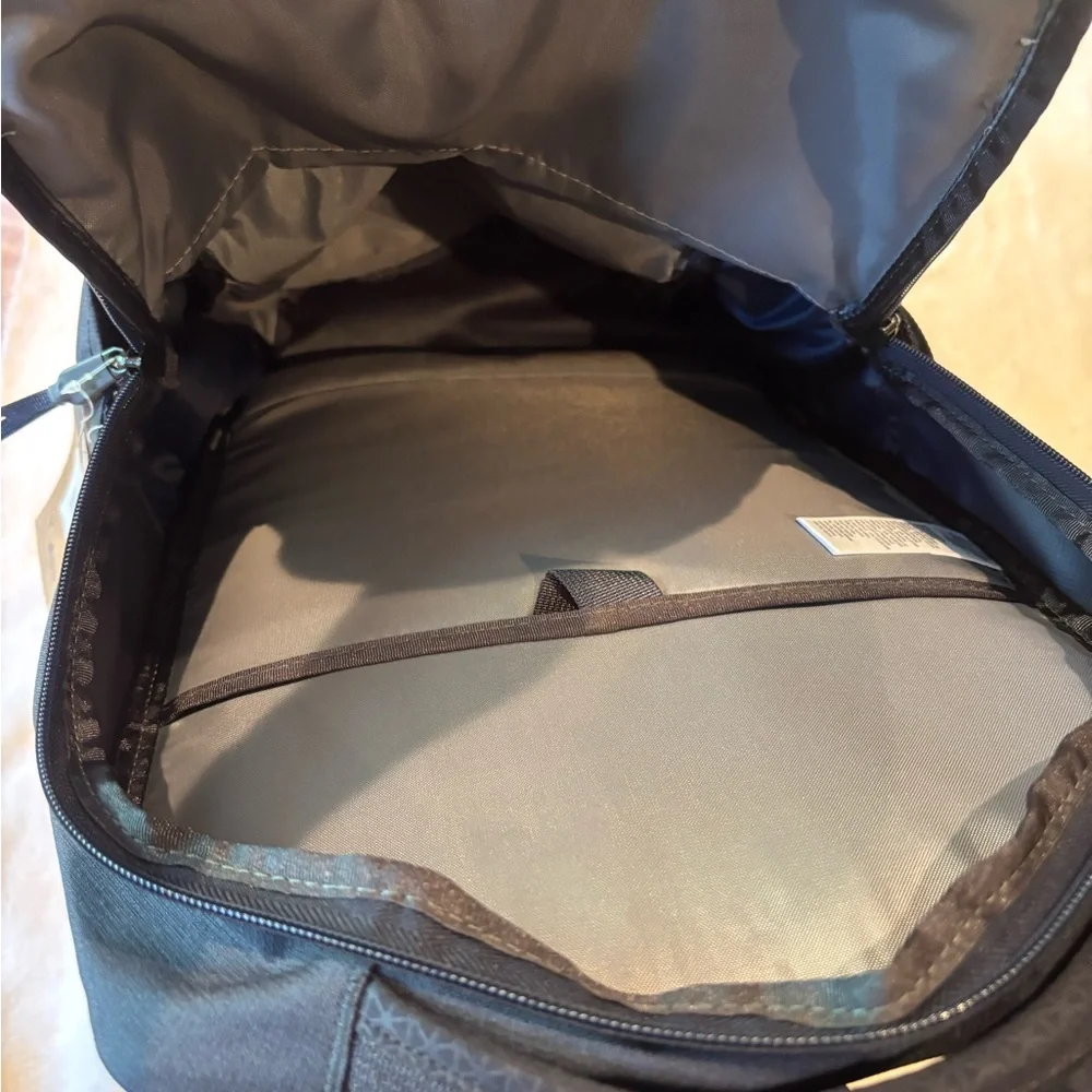 NWT Unisex The North Face Vault Navy Blue and White Backpack with Padded Straps - Picture 8 of 9